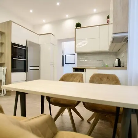 Standard By Hi5- Charming Budapest