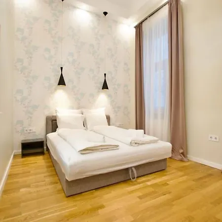 Standard By Hi5- Charming * Budapeste