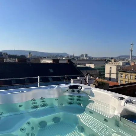 Elegant Rooftop Studio With Shared Terrace And Jacuzzi * Budapest