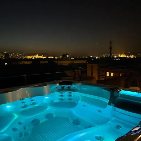 Elegant Rooftop Studio With Shared Terrace And Jacuzzi Budapest