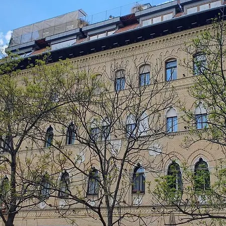 Elegant Rooftop Studio With Shared Terrace And Jacuzzi Budapest