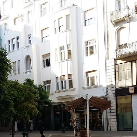 Apartment Centre With 3 Bathrooms
