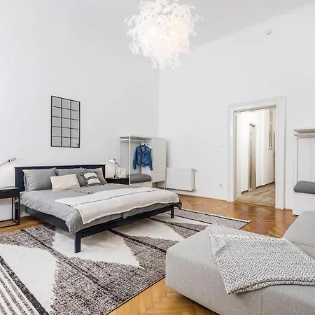 Apartment Center With Balcony *