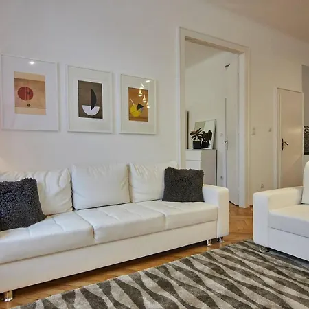 Spacious 1 Bed Basilica - With Balcony *
