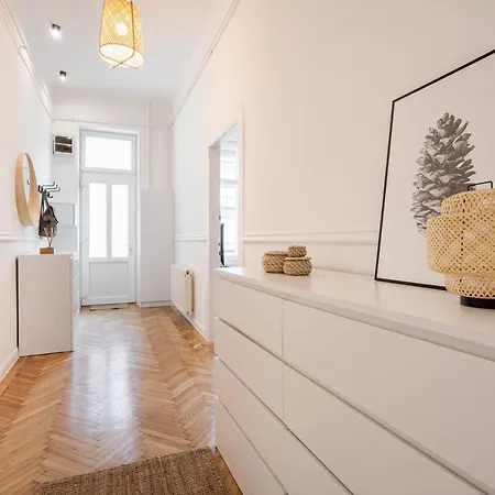 Sassy Lee Apartment *