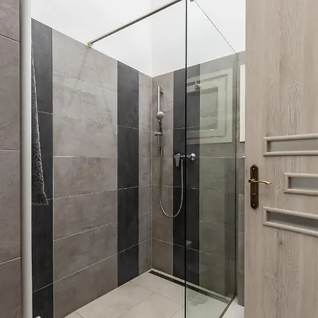 Center With Balcony Apartment *