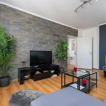 Spacious And Bright Flat Between Airport & Center דירה *