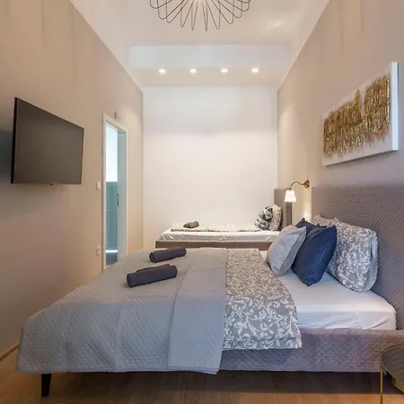Luxury Elizabeth Next To The New York Cafe Апартаменты