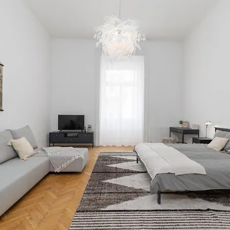 Center With Balcony Apartment Budapest
