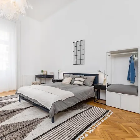 Apartment Center With Balcony *