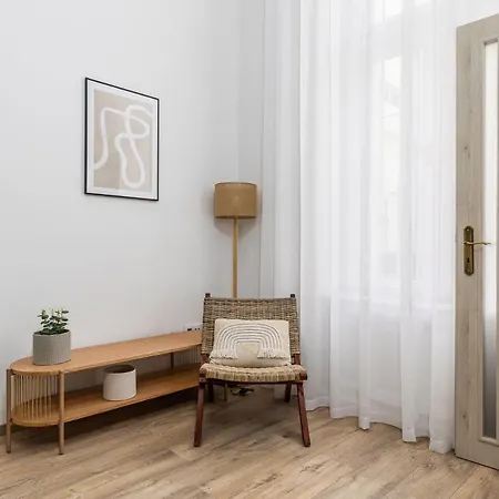 Center With Balcony Apartment *