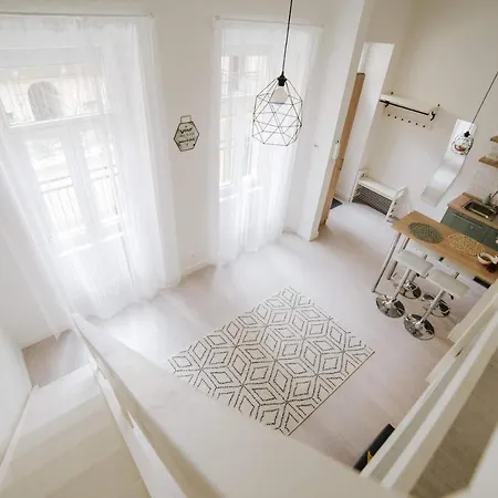 Apartment Comfy At New York Cafe With Aircon *
