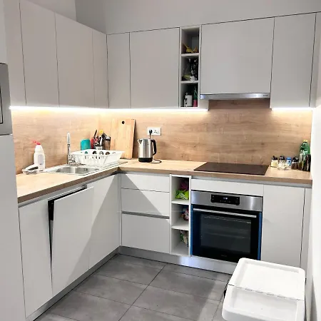 Downtown Family Haven: Modern 3br With Balcony And Parking