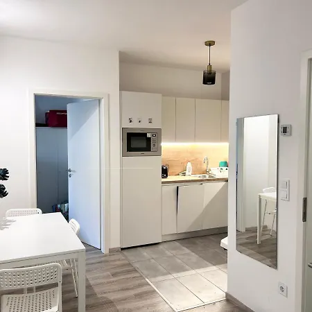 Downtown Family Haven: Modern 3br With Balcony And Parking Apartment *