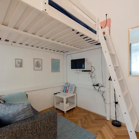 B24 Cosy Small Flat At Center