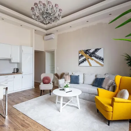 Luxurious In Liszt Ferenc Square *
