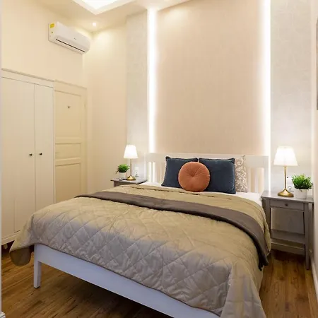 Luxurious In Liszt Ferenc Square Apartment