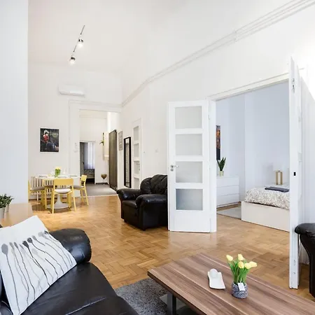 Elegant In Super Location Apartment