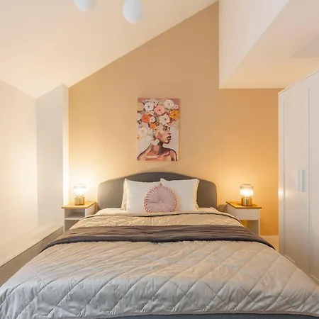 Unique 3 Floor With 4bdrm, 3bthrm Apartment