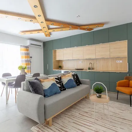 Unique 3 Floor With 4bdrm, 3bthrm * Budapest