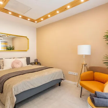 Unique 3 Floor With 4bdrm, 3bthrm Apartment