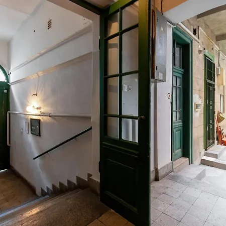 Spacious & Stylish In Downtown Apartment *