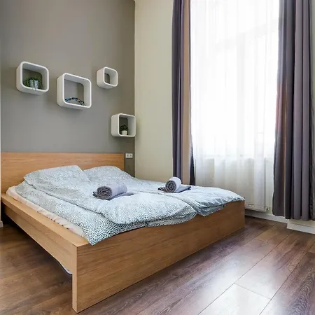 Spacious & Stylish In Downtown Apartment *