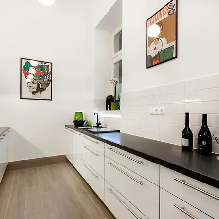 Appartamento Bakats Ter With Balcony Overlooking Church Square *