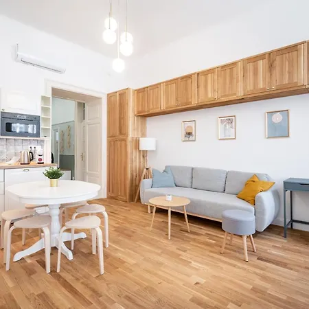 Sunset Treasure 3-bdr Apartment Budapest