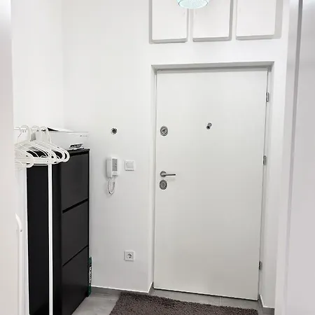 Downtown Family Haven: Modern 3br With Balcony And Parking Budapest