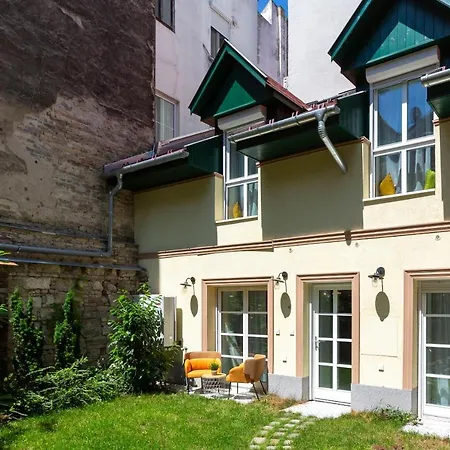 Apartment Unique 3 Floor With 4bdrm, 3bthrm