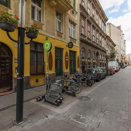 Appartement Kazinczy 10 With 3 Bedrooms Boedapest
