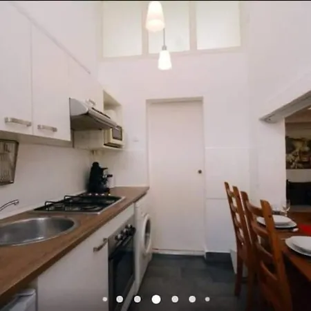 Gallery Flat In Party District Apartment