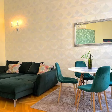 N38 By Small Apartment *