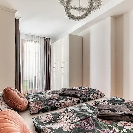 Penthouse Three Bedrooms, Three Balconies With Free Parking In Kiraly Street Apartment *