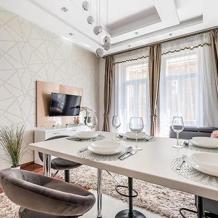 Apartment Luxury With Free Garage And Balcony In The Center