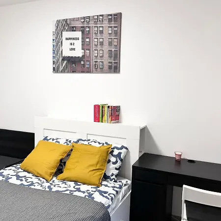 Apartment Downtown Family Haven: Modern 3br With Balcony And Parking