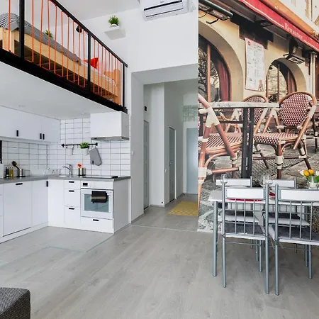 Cobblestone Quarters With A Wave Of Colour Apartment *