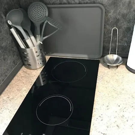 Apartament Near Park Only 5 Minutes Walk , Where Find The World Famous Szechenyi Thermal Bath Spa, Capital Circus , Museums The Is Modern And Newly Renovated ,in A Quiet And Peaceful Oasis With Ac ,smart Tv, High Speed Internet *