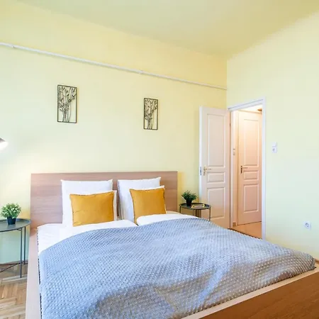 Convenient Apartment *