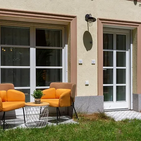 Apartment Unique 3 Floor With 4bdrm, 3bthrm *