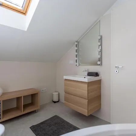 Unique 3 Floor With 4bdrm, 3bthrm Apartment *