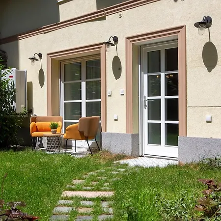 Unique 3 Floor With 4bdrm, 3bthrm Apartment *