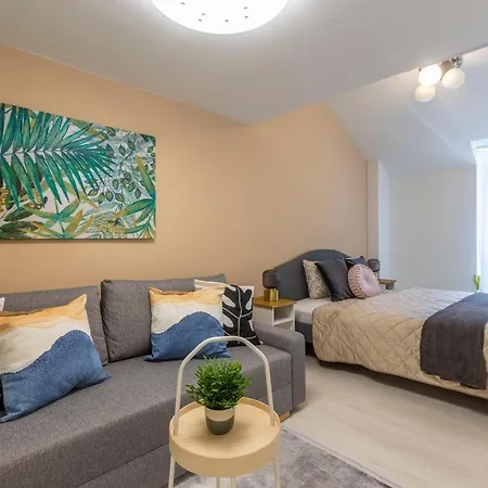 Unique 3 Floor With 4bdrm, 3bthrm Apartment *