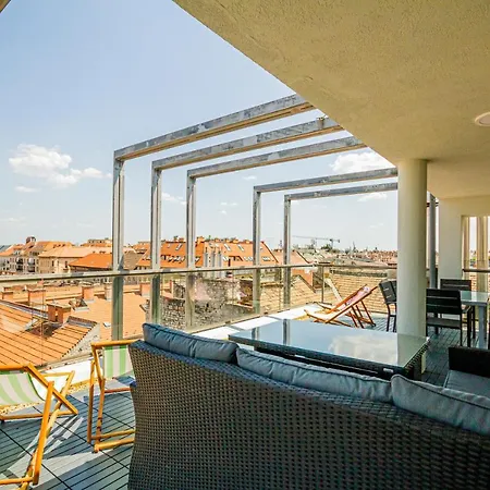 Luxury With Balcony In Downtown Boedapest