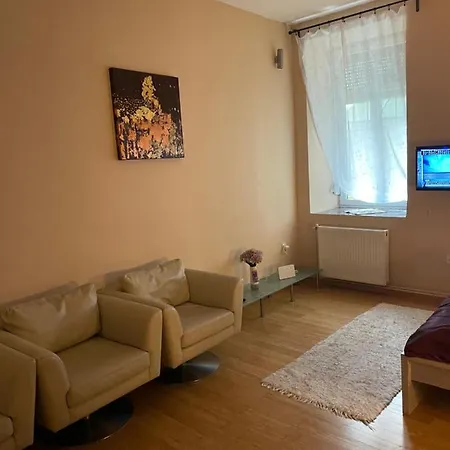 Clark Apartman ** *