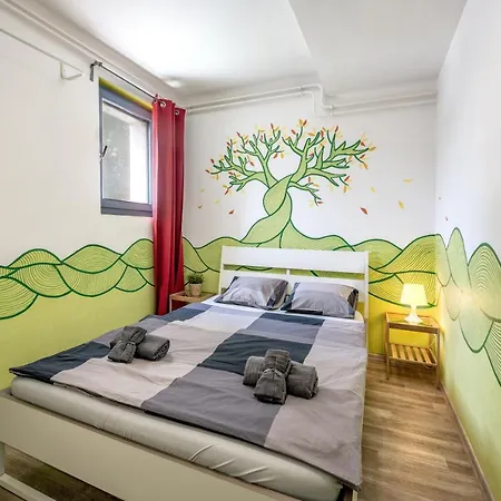 Island (adults Only) Hostel *