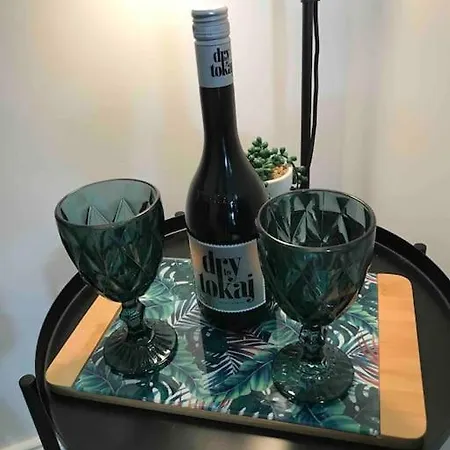 Near Park Only 5 Minutes Walk , Where Find The World Famous Szechenyi Thermal Bath Spa, Capital Circus , Museums The Is Modern And Newly Renovated ,in A Quiet And Peaceful Oasis With Ac ,smart Tv, High Speed Internet Budapeszt
