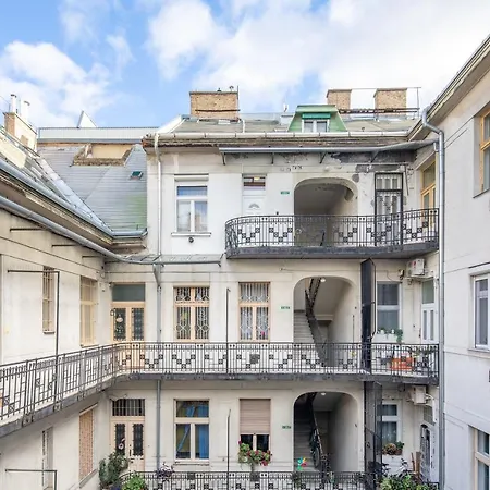 Convenient Apartment *