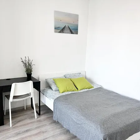 Apartment Downtown Family Haven: Modern 3br With Balcony And Parking